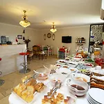 Alojamento de Acomodação e Pequeno-almoço Kandira Butik 4*