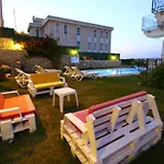 Alojamento de Acomodação e Pequeno-almoço Kandira Butik 4*